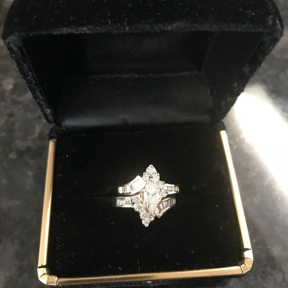 Jewelry - Diamonds in White Gold ring/band